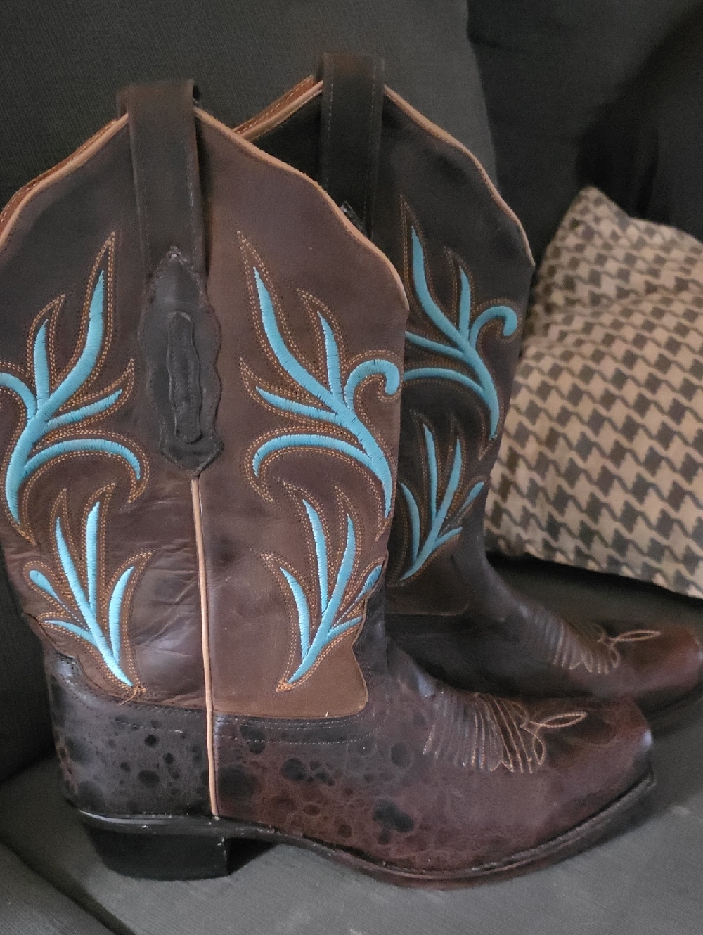 Old West Brown Leather Cowboy Boots with Turquoise Embroidery
